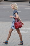 Die Straßenmode in Minsk. Der heißer Mai 2013 (Looks: hautfarbene transparente Strumpfhose, bedrucktes Mini Kleid, rote Handtasche, blonde Haare, himmelblaue Sandaletten mit Keilabsatz)