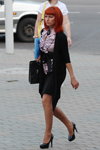 Moda uliczna w Mińsku. Upalny maj 2013 (ubrania i obraz: spódnica czarna, półbuty czarne, kardigan czarny, rude włosy)