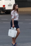 Moda uliczna w Mińsku. Upalny maj 2013 (ubrania i obraz: bluzka biała kwiecista, spódnica mini niebieska, torebka biała, sandały niebieskie)