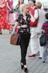 Уличная мода в Минске. Жаркий май 2013 (наряды и образы: чёрная цветочная блуза, чёрные брюки, чёрные босоножки)