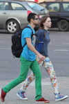 Вулична мода в Мінську. Спекотний травень 2013 (наряди й образи: зелені джинси, червоні шкарпетки, блакитна футболка, чорний рюкзак, бордові кросівки, білі квіткові джинси, сіній джемпер, квіткові кеди)