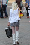 Moda uliczna w Mińsku. Upalny maj 2013 (ubrania i obraz: kozaki białe, żakiet biały, cienkie rajstopy białe)