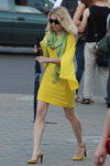 Die Straßenmode in Minsk. Der heißer Mai 2013 (Looks: gelbes Kleid, grüner Schal)