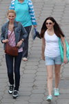 Уличная мода в Минске. Жаркий май 2013 (наряды и образы: белый топ, голубые джинсовые шорты, бирюзовая сумка, бирюзовые кроссовки, солнцезащитные очки)