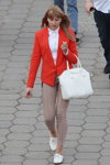 Вулична мода в Мінську. Спекотний травень 2013 (наряди й образи: біла блуза, біла сумка, білі черевики, червоний жакет, брюки кольору кави з молоком)