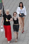 Moda uliczna w Mińsku. Upalny maj 2013 (ubrania i obraz: żakiet biały, top biały, micro jeansowe szorty, torebka czarna)