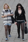 Moda uliczna w Mińsku. Upalny maj 2013 (ubrania i obraz: pulower pasiasty, rajstopy czarne)