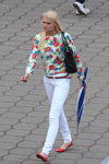 Moda uliczna w Mińsku. Upalny maj 2013 (ubrania i obraz: bluzka kwiecista, jeansy białe, rzemień brązowy, balerinki czerwone, blond (kolor włosów))