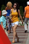 Летняя уличная мода 2013 в Минске (наряды и образы: желтый топ, белые шорты, желтые сандалии, желтые босоножки, солнцезащитные очки)