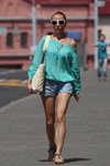 Letnia moda uliczna 2013 w Mińsku (ubrania i obraz: bluzka turkusowa, szorty błękitne, torebka biała pikowana)