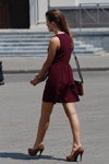 Літня вулична мода 2013 в Мінску (наряди й образи: бурякова сукня, коричнева сумка, коричневі шпильки)