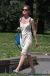Летняя уличная мода 2013 в Минске (наряды и образы: цветочный сарафан, синяя сумка)