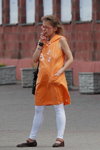 Летняя уличная мода 2013 в Минске (наряды и образы: оранжевое платье, белые легинсы)