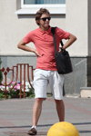 Летняя уличная мода 2013 в Минске (наряды и образы: коралловая тенниска, белые шорты, белые носки, чёрная сумка, коричневые туфли)