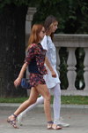 Летняя уличная мода 2013 в Минске (наряды и образы: белые плотные колготки, белые кеды, белое платье с принтом)