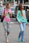 Letnia moda uliczna 2013 w Mińsku (ubrania i obraz: top z nadrukiem różowy, torebka czarna, rzemień biały, spodnie z nadrukiem zielone, jeansy błękitne, pulower z nadrukiem turkusowy)