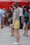 Летняя уличная мода 2013 в Минске (наряды и образы: пучок (причёска), полосатое чёрно-белое платье мини)