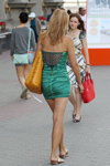 Літня вулична мода 2013 в Мінску (наряди й образи: гірчична сумка, зелена облягаюча сукня міні, білі шльопанці)