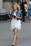 Moda en la calle en Minsk. 07/2013 (looks: cazadora denim, vestido de encaje blanco)