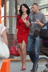 Летняя уличная мода 2013 в Минске (наряды и образы: красное платье с разрезом с декольте мини, красная сумка, красные туфли)