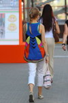 Літня вулична мода 2013 в Мінску (наряди й образи: різнокольоровий топ, білі брюки)