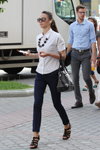 Літня вулична мода 2013 в Мінску (наряди й образи: біла блуза, чорна сумка, сіні брюки, чорні босоніжки)