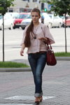 Літня вулична мода 2013 в Мінску (наряди й образи: сіні джинси, бордова сумка)
