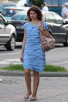 Moda en la calle en Minsk. 07/2013 (looks: vestido azul claro)