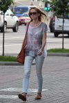 Letnia moda uliczna 2013 w Mińsku (ubrania i obraz: top z nadrukiem przejrzysty, jeansy błękitne)