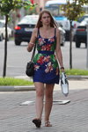 Літня вулична мода 2013 в Мінску (наряди й образи: чорна сумка, сіня квіткова сукня на бретелях)
