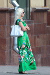 Letnia moda uliczna 2013 w Mińsku (ubrania i obraz: torebka biała, sukienka maksi zielona kwiecista)