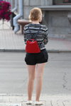 Letnia moda uliczna 2013 w Mińsku (ubrania i obraz: plecak czerwony, pulower pasiasty czarno-biały, szorty czarne, balerinki białe)
