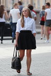 Летняя уличная мода 2013 в Минске (наряды и образы: белая блуза, чёрная юбка, чёрная сумка, чёрные босоножки)