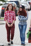 Летняя уличная мода 2013 в Минске (наряды и образы: клетчатая рубашка, бордовые брюки, синие джинсы)