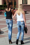 Letnia moda uliczna 2013 w Mińsku (ubrania i obraz: koński ogon (fryzura), top czarny, kopertówka turkusowa, jeansy błękitne, półbuty czarne, top biały, jeansy błękitne, kopertówka czarna, sandały na koturnie czarne)