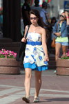 Літня вулична мода 2013 в Мінску (наряди й образи: сукня з принтом, чорна сумка)