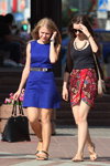 Letnia moda uliczna 2013 w Mińsku (ubrania i obraz: sukienka niebieska, torebka czarna, godzinnik, top czarny, , sandały cieliste, okulary przeciwsłoneczne)