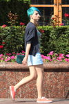 Letnia moda uliczna 2013 w Mińsku (ubrania i obraz: torebka zielona, dżinsowa spódnica błękitna, kolorowe włosy)