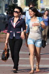 Літня вулична мода 2013 в Мінску (наряди й образи: сонцезахисні окуляри, сіній піджак, чорні джинси, блакитні джинсові шорти)