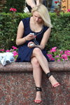 Letnia moda uliczna 2013 w Mińsku (ubrania i obraz: blond (kolor włosów), sukienka niebieska, sandały czerwono-czarne)