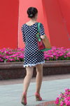 Letnia moda uliczna 2013 w Mińsku (ubrania i obraz: półbuty różowe, sukienka w groszki niebiesko-biała, torebka wielokolorowa)