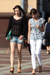 Летняя уличная мода 2013 в Минске (наряды и образы: чёрный гипюровый топ, голубые джинсовые шорты, белые джинсы, белые сандалии)