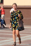 Літня вулична мода 2013 в Мінску (наряди й образи: чорна сукня з принтом, чорні сандалії)