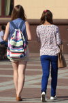 Летняя уличная мода 2013 в Минске (наряды и образы: разноцветный рюкзак, синяя блуза без рукавов, белые шорты, белый джемпер с принтом, синие брюки, белые балетки)