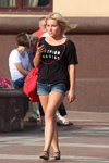 Летняя уличная мода 2013 в Минске (наряды и образы: чёрный топ с принтом, джинсовые шорты, красная сумка)