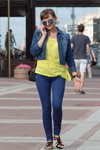 Літня вулична мода 2013 в Мінску (наряди й образи: джинсова куртка, жовтий гіпюровий топ, сіні брюки, чорні босоніжки, чорна сумка)