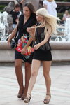 Літня вулична мода 2013 в Мінску (наряди й образи: чорна квіткова сукня з декольте, чорна сумка, тілесні прозорі колготки, блонд (колір волосся), чорна сукня міні, сірі босоніжки)