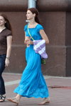 Letnia moda uliczna 2013 w Mińsku (ubrania i obraz: sukienka maksi błękitna, bluzka brązowa, jeansy niebieskie)