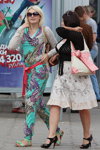Летняя уличная мода 2013 в Минске (наряды и образы: блонд (цвет волос), солнцезащитные очки, бирюзовый комбинезон с узором пейсли, красный пояс, зеленые сандалии, бежевое платье, чёрные босоножки)