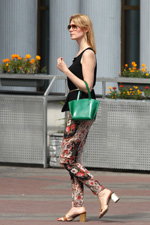 Moda en la calle en Minsk. 08/2013 (looks: bolso verde, top negro, pantalón con flores)